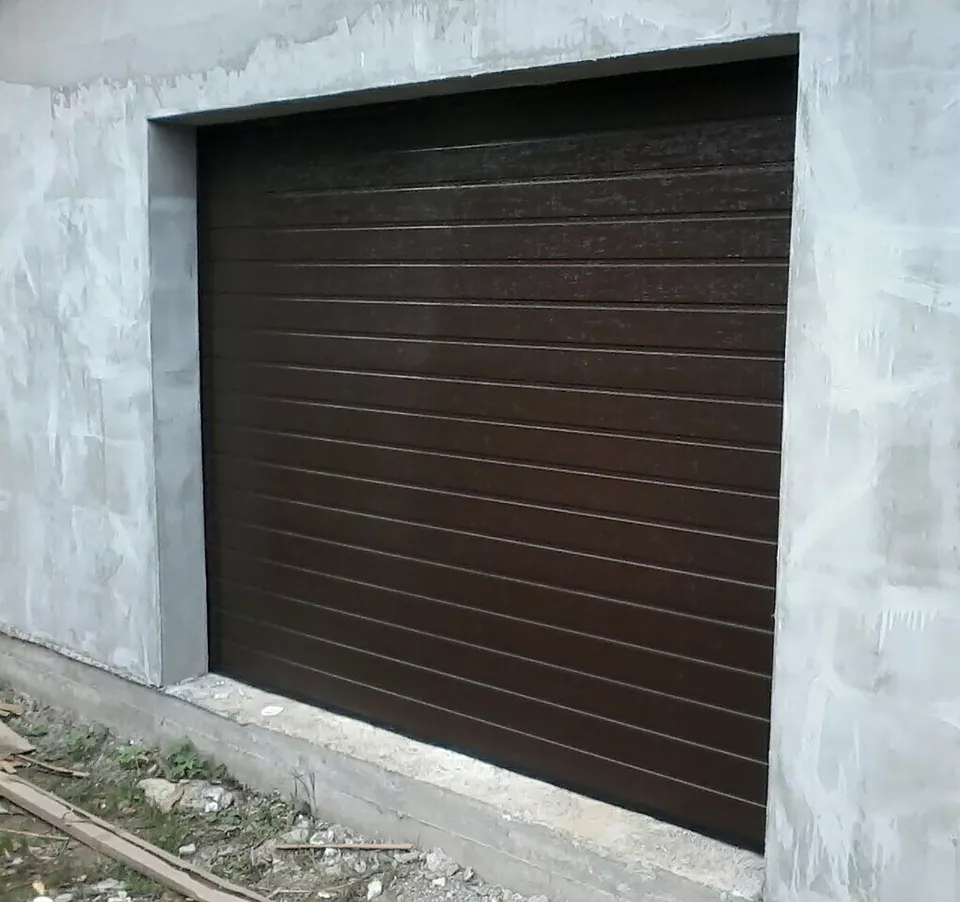 Гаражные секционные ворота DoorHan в Червени